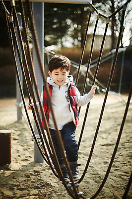포토 JPG 주간 전신 남자 어린이 한명 서기 웃음 소년 야외 앞모습 한국인 가을 다리 조끼 놀이터 즐거움 건너기 소년한명만 국내포토 자연요소 1 계절 감정 뷰포인트 모션 놀이 표정 사람 동양인 신체부위 외투 남자한명만 소년만 파일형식
