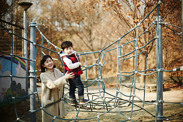 포토 JPG 주간 전신 여자 남자 아들 어린이 엄마 서기 웃음 소년 상반신 성인 야외 두명 앞모습 옆모습 30대 한국인 가을 다리 잡기 놀이터 즐거움 건너기 아들바보 국내포토 모자관계 자연요소 계절 감정 뷰포인트 가족 모션 놀이 표정 사람 동양인 신체부위 장년 파일형식