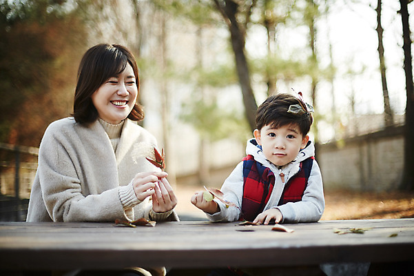 포토 JPG 주간 공원 여자 남자 아들 어린이 장난 엄마 나뭇잎 웃음 앉기 소년 상반신 성인 야외 두명 앞모습 30대 한국인 가을 아들바보 국내포토 모자관계 자연요소 계절 공공시설 뷰포인트 잎 가족 모션 표정 사람 동양인 장년 파일형식