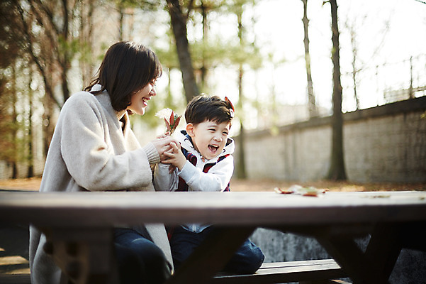 포토 JPG 주간 공원 여자 남자 아들 어린이 장난 엄마 나뭇잎 웃음 앉기 소년 상반신 성인 야외 두명 앞모습 옆모습 30대 한국인 가을 즐거움 아들바보 국내포토 모자관계 자연요소 계절 공공시설 감정 뷰포인트 잎 가족 모션 표정 사람 동양인 장년 파일형식
