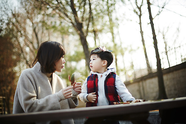 포토 JPG 주간 공원 여자 남자 아들 어린이 장난 엄마 나뭇잎 웃음 앉기 소년 상반신 성인 야외 두명 앞모습 30대 마주보기 한국인 가을 아들바보 국내포토 모자관계 자연요소 계절 공공시설 뷰포인트 잎 가족 모션 표정 사람 동양인 장년 파일형식