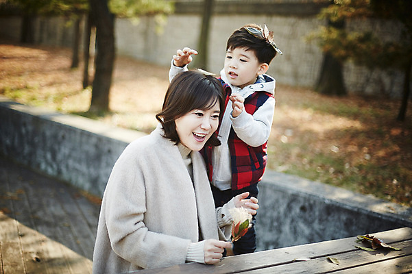 포토 JPG 주간 공원 여자 남자 아들 어린이 장난 엄마 나뭇잎 서기 웃음 앉기 소년 상반신 성인 야외 두명 앞모습 30대 한국인 가을 아들바보 국내포토 모자관계 자연요소 계절 공공시설 뷰포인트 잎 가족 모션 표정 사람 동양인 장년 파일형식