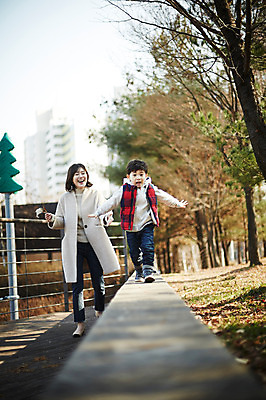 포토 JPG 주간 전신 공원 여자 남자 아들 어린이 엄마 팔벌리기 서기 웃음 소년 성인 야외 두명 앞모습 30대 달리기 한국인 가을 즐거움 아들바보 국내포토 모자관계 자연요소 계절 공공시설 감정 뷰포인트 가족 모션 표정 사람 동양인 장년 파일형식 관계 인종 시설