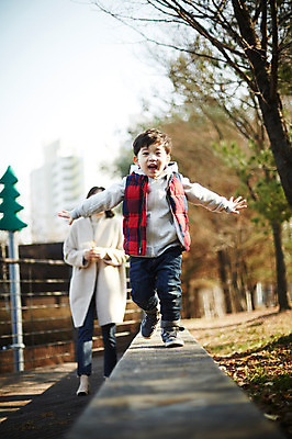 포토 JPG 주간 전신 공원 여자 남자 아들 어린이 엄마 팔벌리기 서기 웃음 소년 성인 야외 두명 앞모습 아웃포커스 30대 달리기 한국인 가을 아들바보 국내포토 모자관계 자연요소 계절 공공시설 뷰포인트 가족 모션 촬영기법 표정 사람 동양인 장년 파일형식