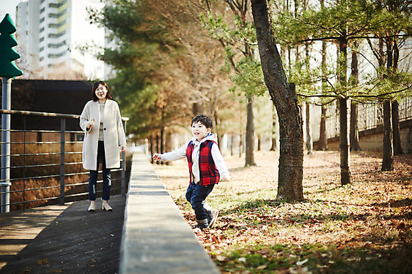 포토 JPG 주간 전신 공원 여자 남자 아들 어린이 엄마 서기 웃음 소년 성인 야외 두명 앞모습 30대 산책 한국인 가을 즐거움 아들바보 국내포토 모자관계 자연요소 계절 공공시설 감정 뷰포인트 가족 모션 휴식 표정 사람 동양인 장년 파일형식