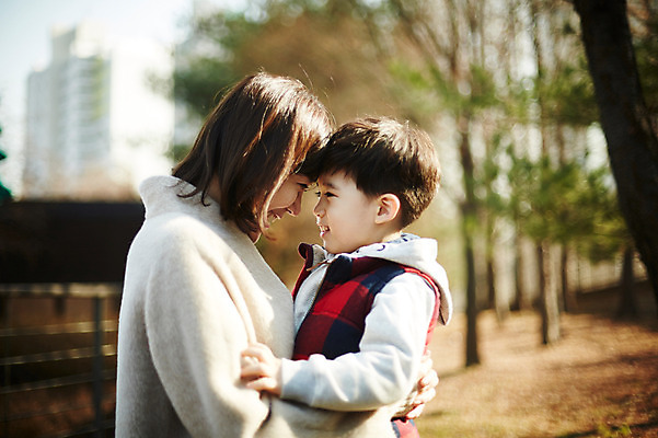 포토 JPG 주간 공원 여자 남자 아들 어린이 안기 엄마 서기 웃음 소년 상반신 성인 야외 두명 옆모습 30대 마주보기 한국인 가을 아들바보 국내포토 모자관계 자연요소 계절 공공시설 뷰포인트 가족 모션 표정 사람 동양인 장년 파일형식