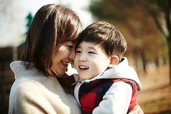 포토 JPG 주간 공원 여자 남자 아들 어린이 안기 엄마 서기 웃음 소년 상반신 성인 야외 두명 옆모습 30대 한국인 가을 아들바보 국내포토 모자관계 자연요소 계절 공공시설 뷰포인트 가족 모션 표정 사람 동양인 장년 파일형식