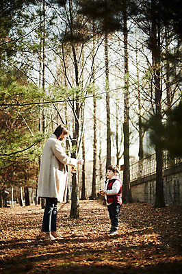 포토 JPG 주간 전신 공원 여자 남자 아들 어린이 엄마 서기 들기 소년 성인 야외 두명 옆모습 30대 마주보기 한국인 가을 나뭇가지 아들바보 국내포토 모자관계 자연요소 나무 계절 공공시설 뷰포인트 가족 모션 사람 동양인 장년 파일형식