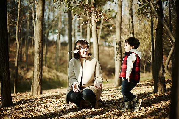 포토 JPG 주간 전신 공원 여자 남자 아들 어린이 장난 엄마 나뭇잎 서기 웃음 앉기 소년 성인 야외 두명 앞모습 옆모습 30대 한국인 가을 뿌리기 아들바보 국내포토 모자관계 자연요소 계절 공공시설 뷰포인트 잎 가족 모션 표정 사람 동양인 장년 파일형식