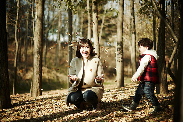 포토 JPG 주간 전신 공원 여자 남자 아들 어린이 장난 엄마 나뭇잎 서기 웃음 앉기 소년 성인 야외 두명 앞모습 옆모습 30대 한국인 가을 뿌리기 즐거움 아들바보 국내포토 모자관계 자연요소 계절 공공시설 감정 뷰포인트 잎 가족 모션 표정 사람 동양인 장년 파일형식