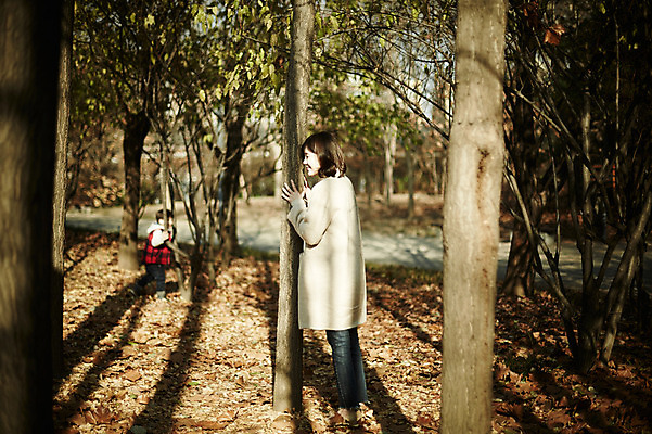 포토 JPG 주간 전신 공원 여자 남자 아들 어린이 장난 놀이 엄마 서기 웃음 소년 성인 야외 두명 옆모습 30대 한국인 가을 숨기 숨바꼭질 아들바보 국내포토 모자관계 자연요소 계절 공공시설 뷰포인트 가족 모션 표정 사람 동양인 장년 파일형식