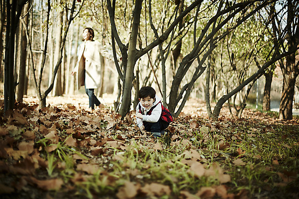 포토 JPG 주간 전신 나무 공원 여자 남자 아들 어린이 장난 놀이 엄마 서기 앉기 소년 성인 야외 두명 앞모습 옆모습 30대 한국인 가을 숨기 숨바꼭질 아들바보 국내포토 모자관계 자연요소 식물 계절 공공시설 뷰포인트 가족 모션 사람 동양인 장년 파일형식