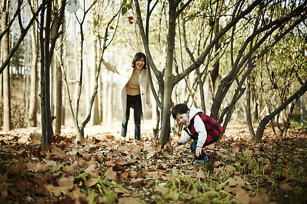 포토 JPG 주간 전신 공원 여자 남자 아들 어린이 장난 놀이 엄마 서기 웃음 소년 성인 야외 두명 앞모습 옆모습 30대 한국인 가을 술래잡기 찾기 아들바보 국내포토 모자관계 자연요소 계절 공공시설 뷰포인트 가족 모션 표정 사람 동양인 장년 파일형식
