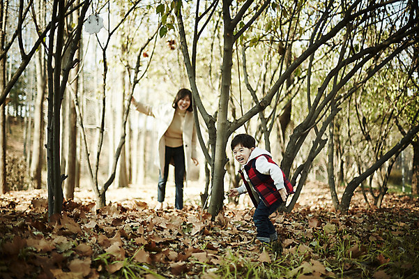 포토 JPG 주간 전신 공원 여자 남자 아들 어린이 장난 놀이 엄마 서기 웃음 소년 성인 야외 두명 앞모습 옆모습 30대 한국인 가을 술래잡기 찾기 아들바보 국내포토 모자관계 자연요소 계절 공공시설 뷰포인트 가족 모션 표정 사람 동양인 장년 파일형식