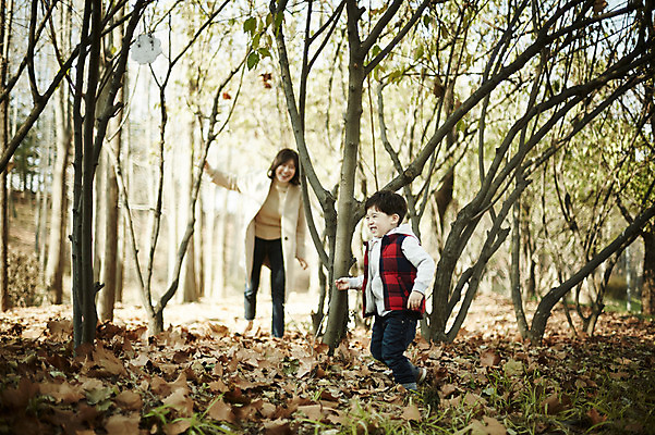 포토 JPG 주간 전신 공원 여자 남자 아들 어린이 장난 놀이 엄마 서기 웃음 소년 성인 야외 두명 앞모습 옆모습 30대 한국인 가을 술래잡기 찾기 아들바보 국내포토 모자관계 자연요소 계절 공공시설 뷰포인트 가족 모션 표정 사람 동양인 장년 파일형식