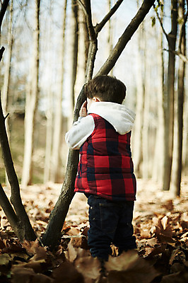 포토 JPG 주간 나무 공원 남자 어린이 한명 서기 소년 상반신 야외 옆모습 기댐 한국인 가을 눈가림 조끼 술래 숨바꼭질 소년한명만 국내포토 자연요소 식물 1 계절 공공시설 뷰포인트 모션 사람 동양인 외투 가림 남자한명만 소년만 파일형식