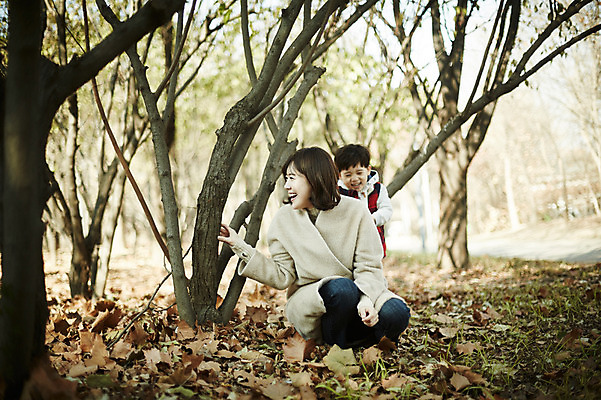 포토 JPG 주간 나무 공원 여자 남자 아들 어린이 장난 엄마 서기 웃음 앉기 소년 상반신 성인 야외 두명 앞모습 30대 한국인 가을 아들바보 국내포토 모자관계 자연요소 식물 계절 공공시설 뷰포인트 가족 모션 표정 사람 동양인 장년 파일형식