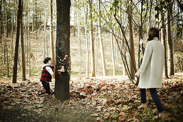 포토 JPG 주간 전신 나무 공원 여자 남자 아들 어린이 엄마 서기 웃음 소년 성인 야외 두명 옆모습 뒷모습 30대 한국인 가을 뿌리기 숨기 아들바보 국내포토 모자관계 자연요소 식물 계절 공공시설 뷰포인트 가족 모션 표정 사람 동양인 장년 파일형식