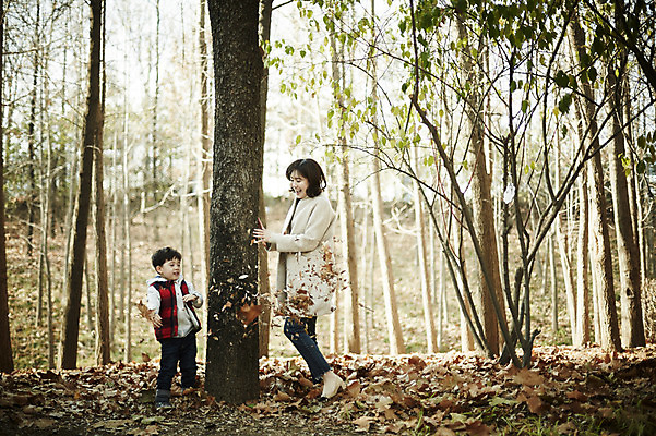 포토 JPG 주간 전신 나무 공원 여자 남자 아들 어린이 엄마 서기 웃음 소년 성인 야외 두명 앞모습 옆모습 30대 기댐 한국인 가을 뿌리기 아들바보 국내포토 모자관계 자연요소 식물 계절 공공시설 뷰포인트 가족 모션 표정 사람 동양인 장년 파일형식