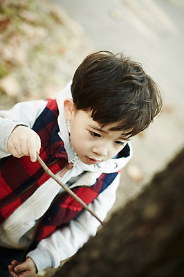 포토 JPG 주간 나무 남자 어린이 한명 서기 들기 소년 상반신 야외 앞모습 한국인 가을 나뭇가지 조끼 소년한명만 국내포토 자연요소 식물 1 계절 뷰포인트 모션 사람 동양인 외투 남자한명만 소년만 파일형식