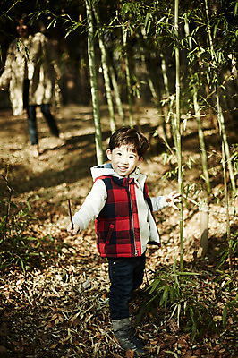 포토 JPG 주간 전신 공원 여자 남자 아들 어린이 엄마 서기 들기 소년 성인 야외 두명 앞모습 아웃포커스 30대 한국인 가을 나뭇가지 대나무숲 국내포토 모자관계 자연요소 나무 계절 공공시설 뷰포인트 가족 모션 촬영기법 사람 동양인 장년 숲 대나무 파일형식