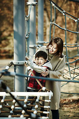 포토 JPG 주간 여자 남자 아들 어린이 엄마 서기 웃음 소년 상반신 성인 야외 두명 앞모습 30대 한국인 가을 잡기 놀이터 즐거움 놀기 아들바보 국내포토 모자관계 자연요소 계절 감정 뷰포인트 가족 모션 놀이 표정 사람 동양인 장년 파일형식