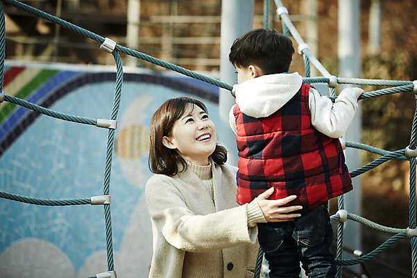 포토 JPG 주간 여자 남자 아들 어린이 엄마 서기 웃음 소년 상반신 성인 야외 두명 앞모습 뒷모습 30대 한국인 가을 잡기 놀이터 즐거움 놀기 아들바보 국내포토 모자관계 자연요소 계절 감정 뷰포인트 가족 모션 놀이 표정 사람 동양인 장년 파일형식