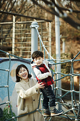 포토 JPG 주간 전신 여자 남자 아들 어린이 엄마 서기 웃음 소년 상반신 성인 야외 두명 앞모습 옆모습 30대 한국인 가을 잡기 놀이터 즐거움 놀기 아들바보 국내포토 모자관계 자연요소 계절 감정 뷰포인트 가족 모션 놀이 표정 사람 동양인 장년 파일형식 관계 인종