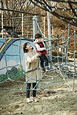 포토 JPG 주간 전신 여자 남자 아들 어린이 엄마 서기 웃음 소년 성인 야외 두명 앞모습 옆모습 30대 한국인 가을 잡기 놀이터 즐거움 놀기 아들바보 국내포토 모자관계 자연요소 계절 감정 뷰포인트 가족 모션 놀이 표정 사람 동양인 장년 파일형식