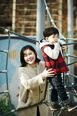 포토 JPG 주간 전신 여자 남자 아들 어린이 엄마 서기 웃음 소년 상반신 성인 야외 두명 앞모습 옆모습 30대 한국인 가을 잡기 놀이터 즐거움 브이 놀기 아들바보 국내포토 모자관계 자연요소 계절 감정 뷰포인트 가족 모션 놀이 표정 사람 동양인 손짓 장년 파일형식