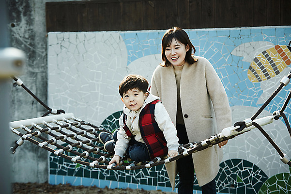 포토 JPG 주간 전신 여자 남자 아들 어린이 엄마 서기 웃음 앉기 소년 상반신 성인 야외 두명 앞모습 30대 한국인 가을 잡기 놀이터 즐거움 놀기 아들바보 국내포토 모자관계 자연요소 계절 감정 뷰포인트 가족 모션 놀이 표정 사람 동양인 장년 파일형식