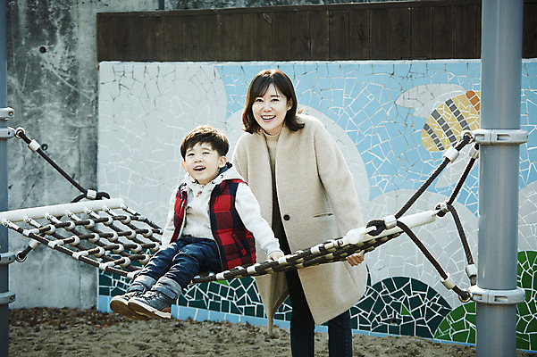 포토 JPG 주간 전신 여자 남자 아들 어린이 엄마 서기 웃음 소년 상반신 성인 야외 두명 앞모습 30대 한국인 가을 잡기 놀이터 즐거움 놀기 아들바보 국내포토 모자관계 자연요소 계절 감정 뷰포인트 가족 모션 놀이 표정 사람 동양인 장년 파일형식