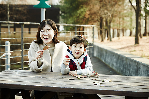 포토 JPG 주간 공원 여자 남자 아들 어린이 엄마 나뭇잎 웃음 들기 앉기 소년 상반신 성인 야외 두명 앞모습 30대 한국인 가을 아들바보 국내포토 모자관계 자연요소 계절 공공시설 뷰포인트 잎 가족 모션 표정 사람 동양인 장년 파일형식