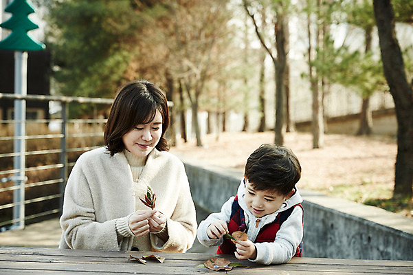 포토 JPG 주간 공원 여자 남자 아들 어린이 엄마 나뭇잎 웃음 들기 앉기 소년 상반신 성인 야외 두명 앞모습 30대 한국인 가을 아들바보 국내포토 모자관계 자연요소 계절 공공시설 뷰포인트 잎 가족 모션 표정 사람 동양인 장년 파일형식