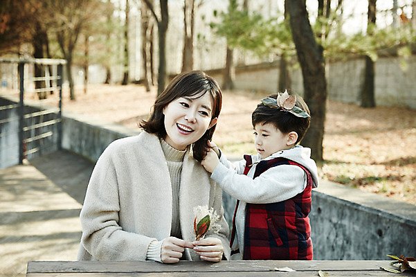 포토 JPG 주간 공원 여자 남자 아들 어린이 장난 엄마 나뭇잎 웃음 앉기 소년 상반신 성인 야외 두명 앞모습 옆모습 30대 한국인 가을 아들바보 국내포토 모자관계 자연요소 계절 공공시설 뷰포인트 잎 가족 모션 표정 사람 동양인 장년 파일형식
