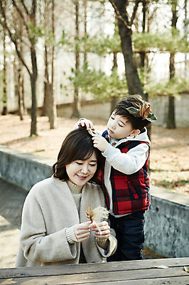 포토 JPG 주간 공원 여자 남자 아들 어린이 엄마 나뭇잎 서기 웃음 앉기 소년 상반신 성인 야외 두명 앞모습 옆모습 30대 한국인 가을 아들바보 국내포토 모자관계 자연요소 계절 공공시설 뷰포인트 잎 가족 모션 표정 사람 동양인 장년 파일형식