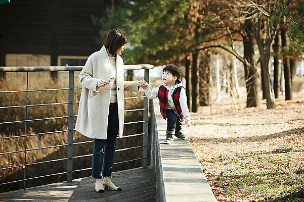 포토 JPG 주간 전신 공원 여자 남자 아들 어린이 엄마 돌담 서기 웃음 소년 성인 야외 두명 앞모습 30대 걷기 손잡기 한국인 가을 아들바보 국내포토 모자관계 자연요소 계절 공공시설 뷰포인트 가족 모션 표정 사람 동양인 장년 담장 돌_바위 파일형식