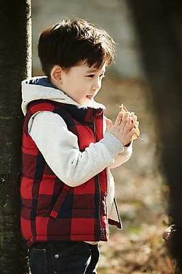 포토 JPG 주간 나무 공원 남자 어린이 나뭇잎 한명 서기 웃음 들기 소년 상반신 야외 옆모습 기댐 한국인 가을 조끼 소년한명만 국내포토 자연요소 식물 1 계절 공공시설 뷰포인트 잎 모션 표정 사람 동양인 외투 남자한명만 소년만 파일형식