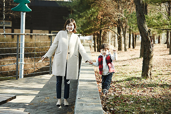 포토 JPG 주간 전신 공원 여자 남자 아들 어린이 엄마 서기 소년 성인 야외 두명 앞모습 30대 걷기 손잡기 한국인 가을 아들바보 국내포토 모자관계 자연요소 계절 공공시설 뷰포인트 가족 모션 사람 동양인 장년 파일형식