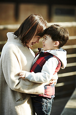 포토 JPG 주간 공원 여자 남자 아들 어린이 안기 엄마 서기 웃음 소년 상반신 성인 야외 두명 옆모습 30대 마주보기 한국인 가을 아들바보 국내포토 모자관계 자연요소 계절 공공시설 뷰포인트 가족 모션 표정 사람 동양인 장년 파일형식