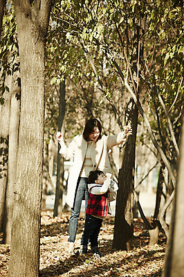 포토 JPG 주간 전신 나무 공원 여자 남자 아들 어린이 장난 엄마 나뭇잎 서기 들기 소년 성인 야외 두명 앞모습 옆모습 30대 한국인 가을 아들바보 국내포토 모자관계 자연요소 식물 계절 공공시설 뷰포인트 잎 가족 모션 사람 동양인 장년 파일형식