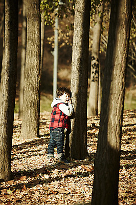 포토 JPG 주간 전신 나무 공원 남자 어린이 놀이 한명 서기 소년 야외 옆모습 기댐 한국인 가을 조끼 즐거움 술래 숨바꼭질 소년한명만 국내포토 자연요소 식물 1 계절 공공시설 감정 뷰포인트 모션 사람 동양인 외투 남자한명만 소년만 파일형식