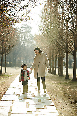 포토 JPG 주간 전신 공원 여자 남자 아들 어린이 엄마 서기 웃음 소년 성인 야외 두명 앞모습 30대 마주보기 걷기 손잡기 한국인 가을 아들바보 국내포토 모자관계 자연요소 계절 공공시설 뷰포인트 가족 모션 표정 사람 동양인 장년 파일형식