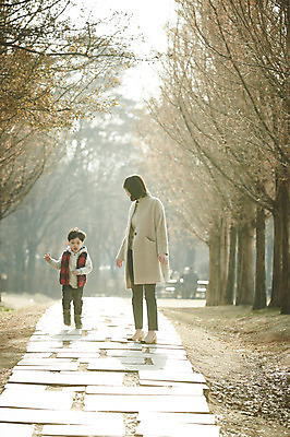 포토 JPG 주간 전신 공원 여자 남자 아들 어린이 엄마 서기 소년 성인 야외 두명 앞모습 옆모습 30대 걷기 한국인 가을 아들바보 국내포토 모자관계 자연요소 계절 공공시설 뷰포인트 가족 모션 사람 동양인 장년 파일형식