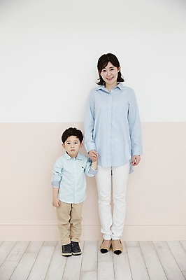 포토 JPG 전신 여자 남자 아들 어린이 벽 엄마 실내 서기 웃음 소년 성인 두명 앞모습 30대 손잡기 기댐 한국인 국내포토 모자관계 뷰포인트 가족 모션 표정 사람 동양인 내부 장년 파일형식