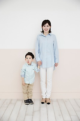 포토 JPG 전신 여자 남자 아들 어린이 벽 엄마 실내 서기 웃음 소년 성인 두명 앞모습 30대 손잡기 기댐 한국인 메롱 국내포토 모자관계 뷰포인트 가족 모션 표정 사람 동양인 내부 장년 파일형식