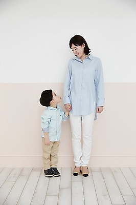 포토 JPG 전신 여자 남자 아들 어린이 엄마 실내 서기 웃음 소년 성인 두명 앞모습 옆모습 30대 마주보기 손잡기 한국인 국내포토 모자관계 뷰포인트 가족 모션 표정 사람 동양인 내부 장년 파일형식