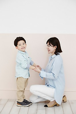 포토 JPG 전신 여자 남자 아들 어린이 엄마 실내 서기 웃음 앉기 소년 성인 두명 옆모습 30대 손잡기 한국인 국내포토 모자관계 뷰포인트 가족 모션 표정 사람 동양인 내부 장년 파일형식