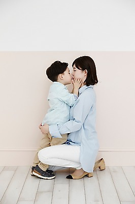 포토 JPG 전신 여자 남자 아들 어린이 안기 엄마 키스 실내 서기 웃음 앉기 소년 성인 두명 옆모습 30대 마주보기 눈감음 한국인 국내포토 모자관계 뷰포인트 가족 모션 표정 사람 동양인 내부 장년 애정표현 파일형식