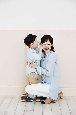 포토 JPG 전신 여자 남자 아들 어린이 엄마 실내 서기 웃음 앉기 소년 성인 두명 옆모습 30대 한국인 귓속말 아들바보 국내포토 모자관계 뷰포인트 가족 모션 표정 사람 동양인 내부 장년 파일형식